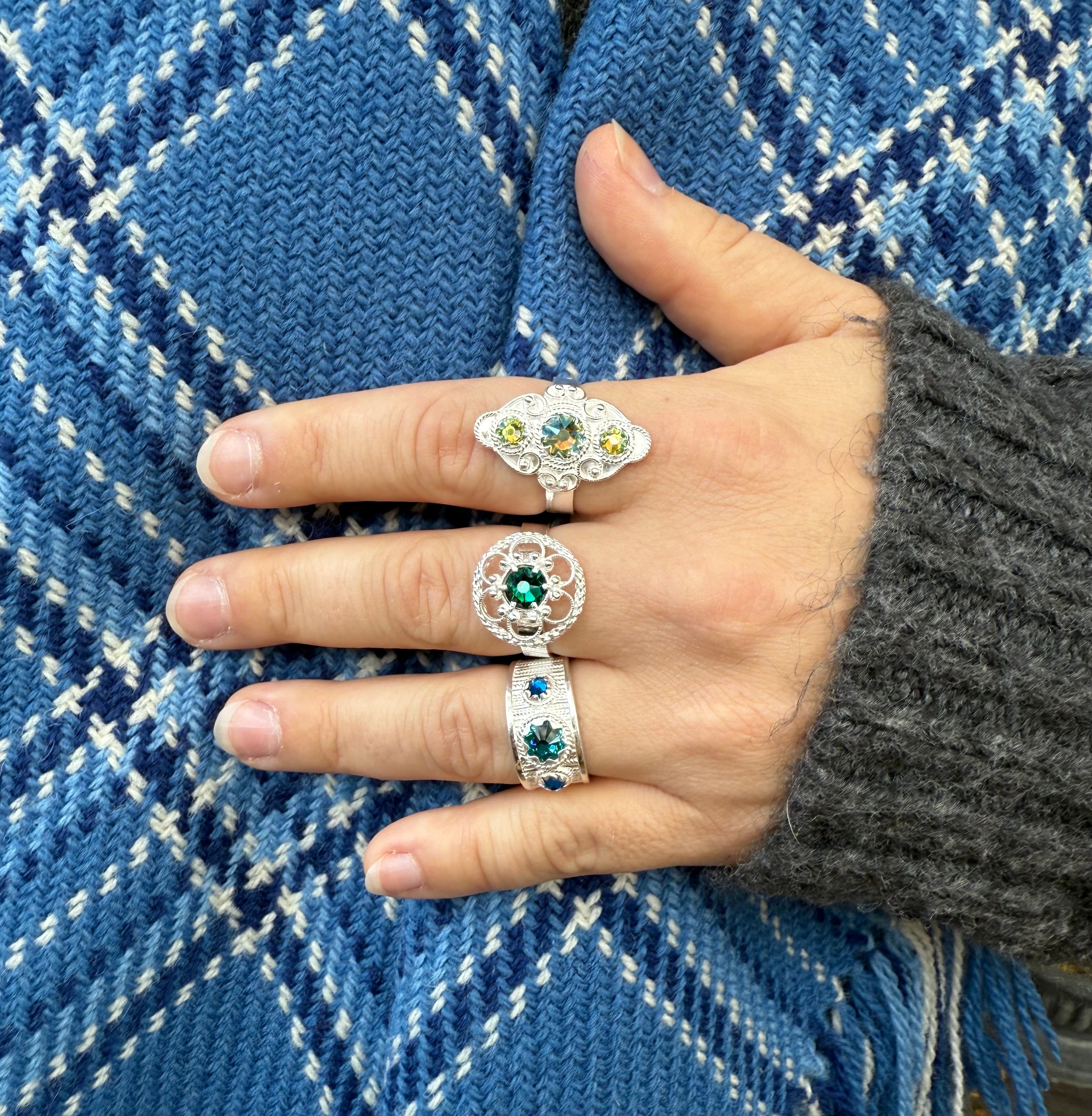 Ring med grønn krystall