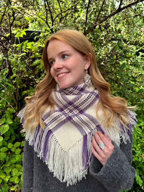 Ullsjal i hvit og lilla