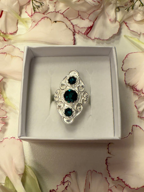 Ring med mørkegrønn krystall - utsolgt