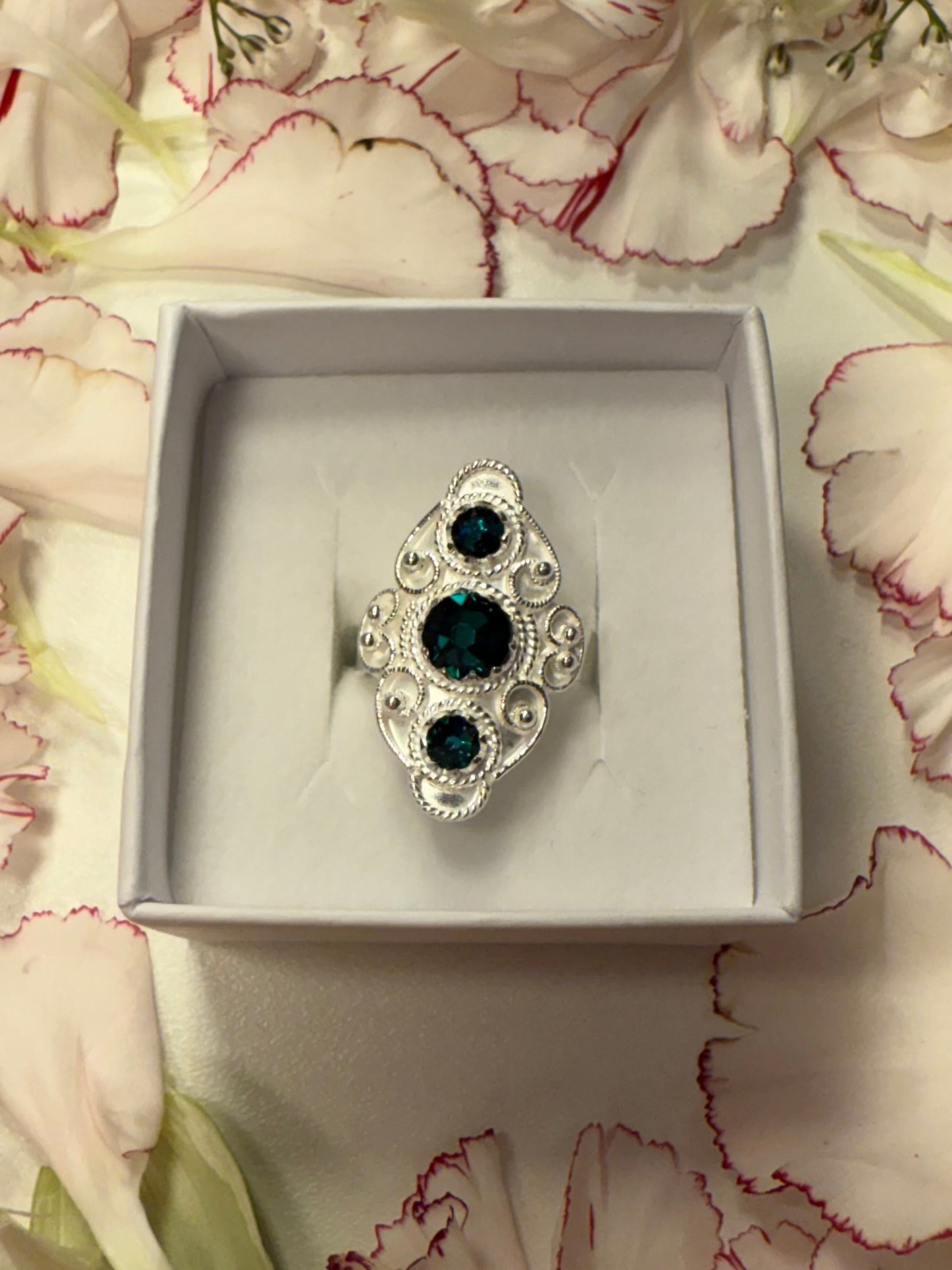 Ring med mørkegrønn krystall - utsolgt