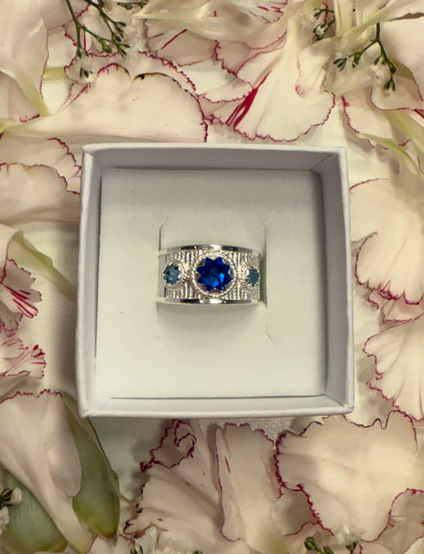 Ring med lyseblå og mørkeblå krystall