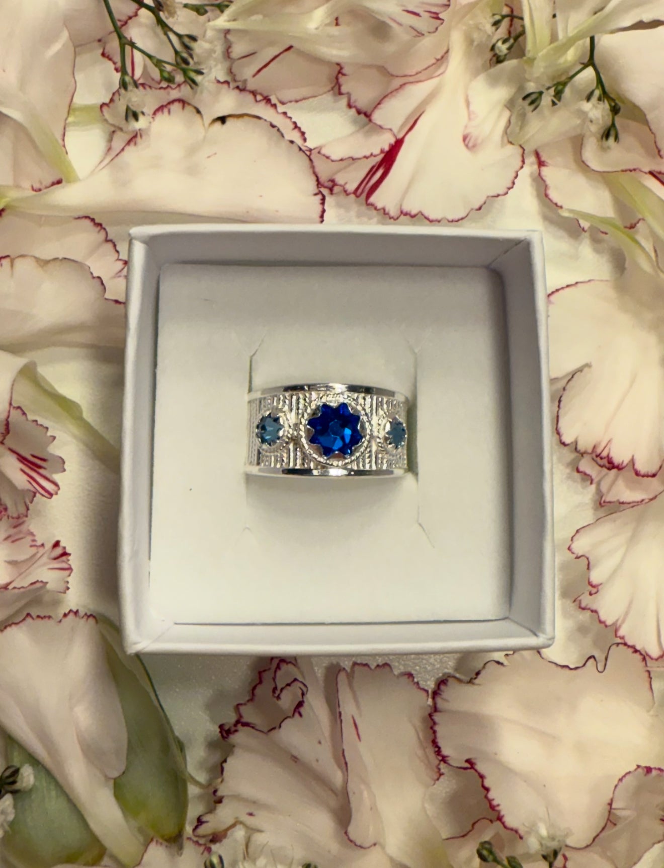 Ring med lyseblå og mørkeblå krystall