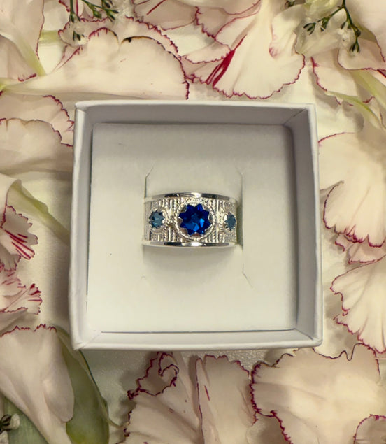 Ring med lyseblå og mørkeblå krystall