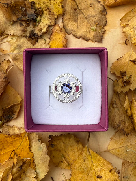 Ring med blålilla krystall