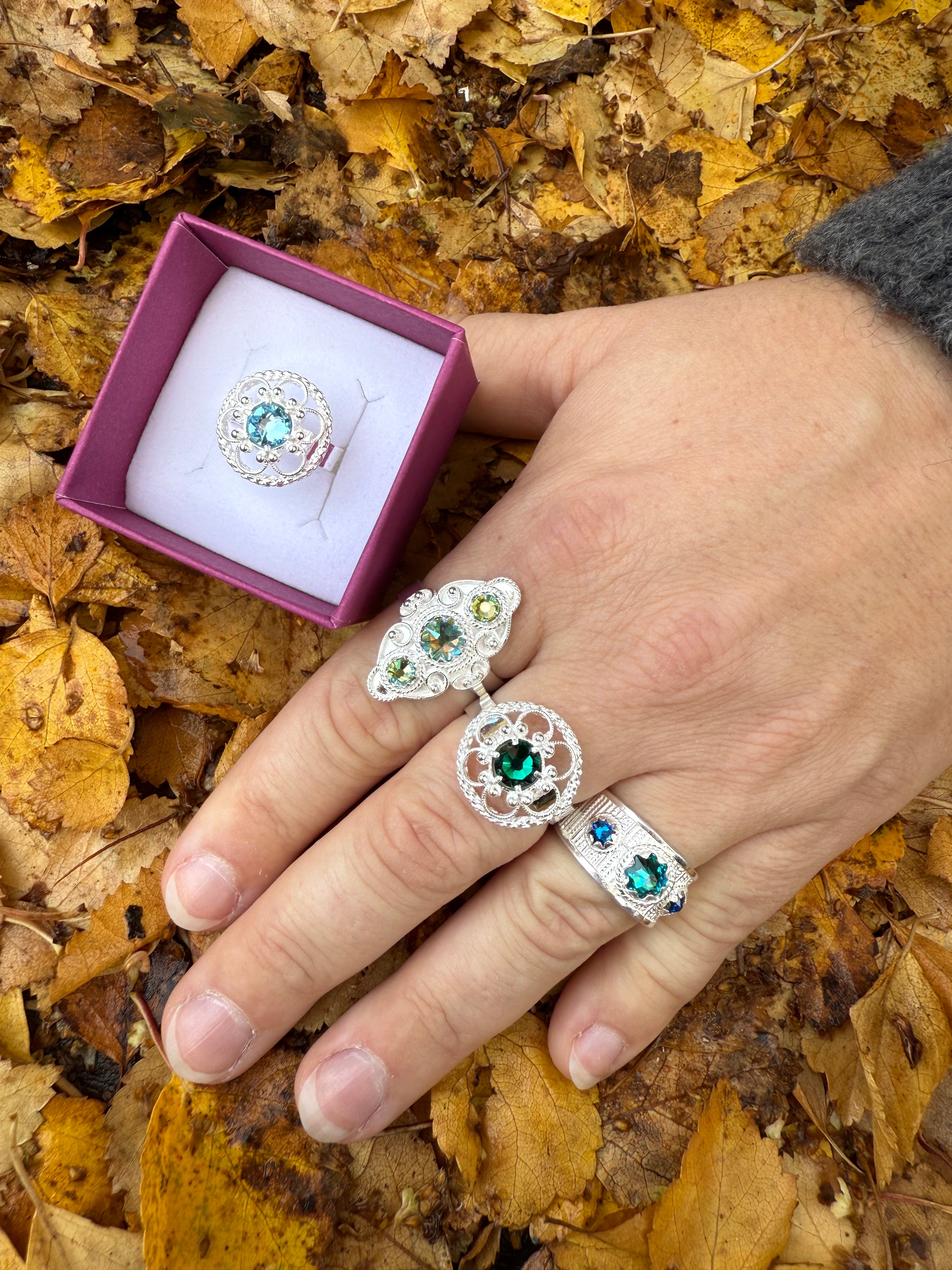 Ring med grønn krystall