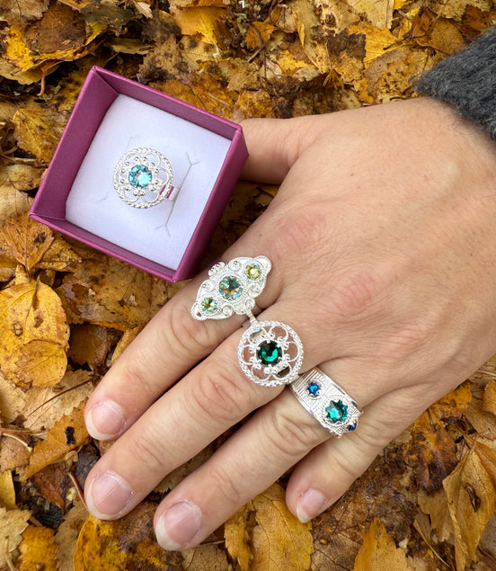 Ring med mørkeblå og turkis krystall - utsolgt