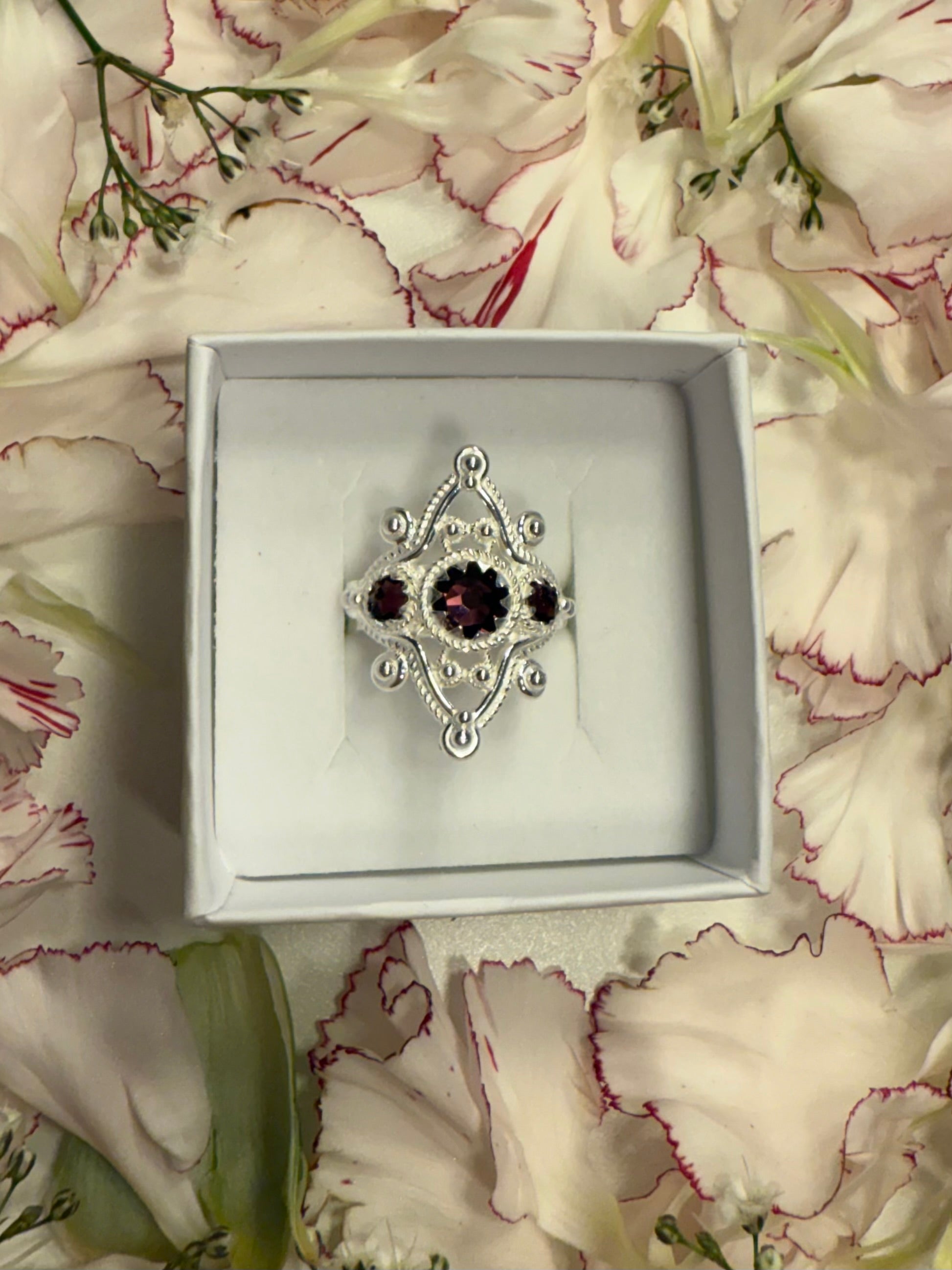 Ring med lilla krystall