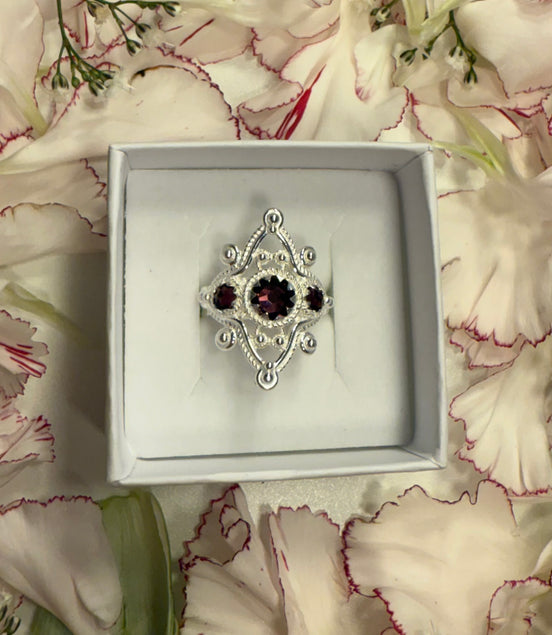 Ring med lilla krystall