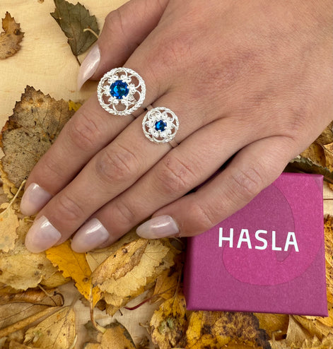 Ring med mørkeblå krystall - utsolgt