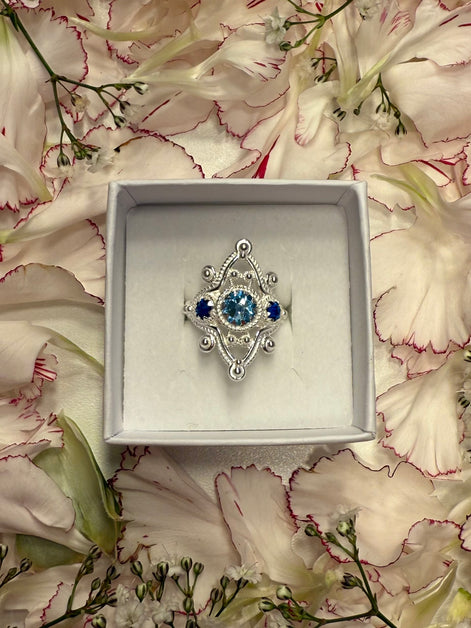 Ring med mørkeblå og lyseblå krystall