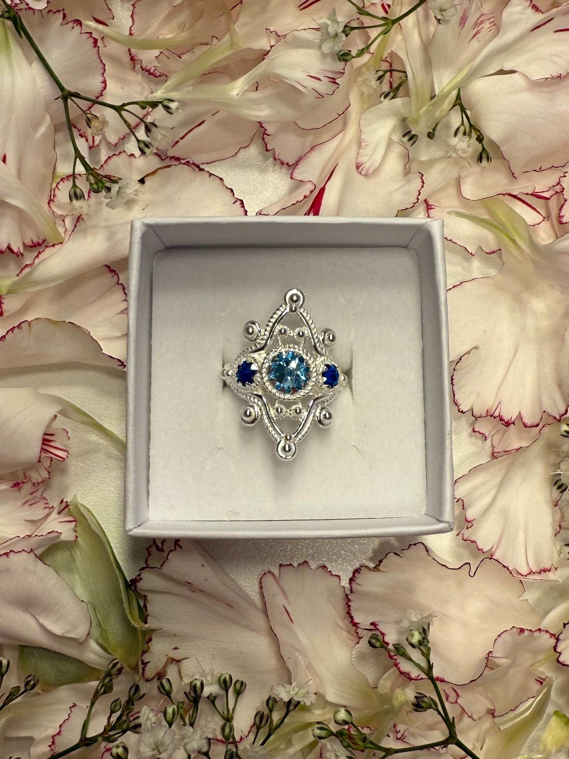 Ring med mørkeblå og lyseblå krystall