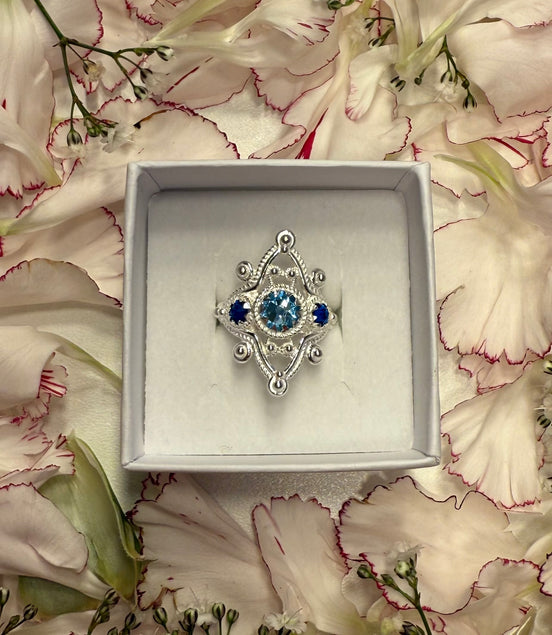 Ring med mørkeblå og lyseblå krystall