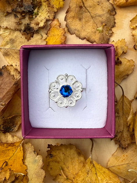 Ring med mørkeblå krystall