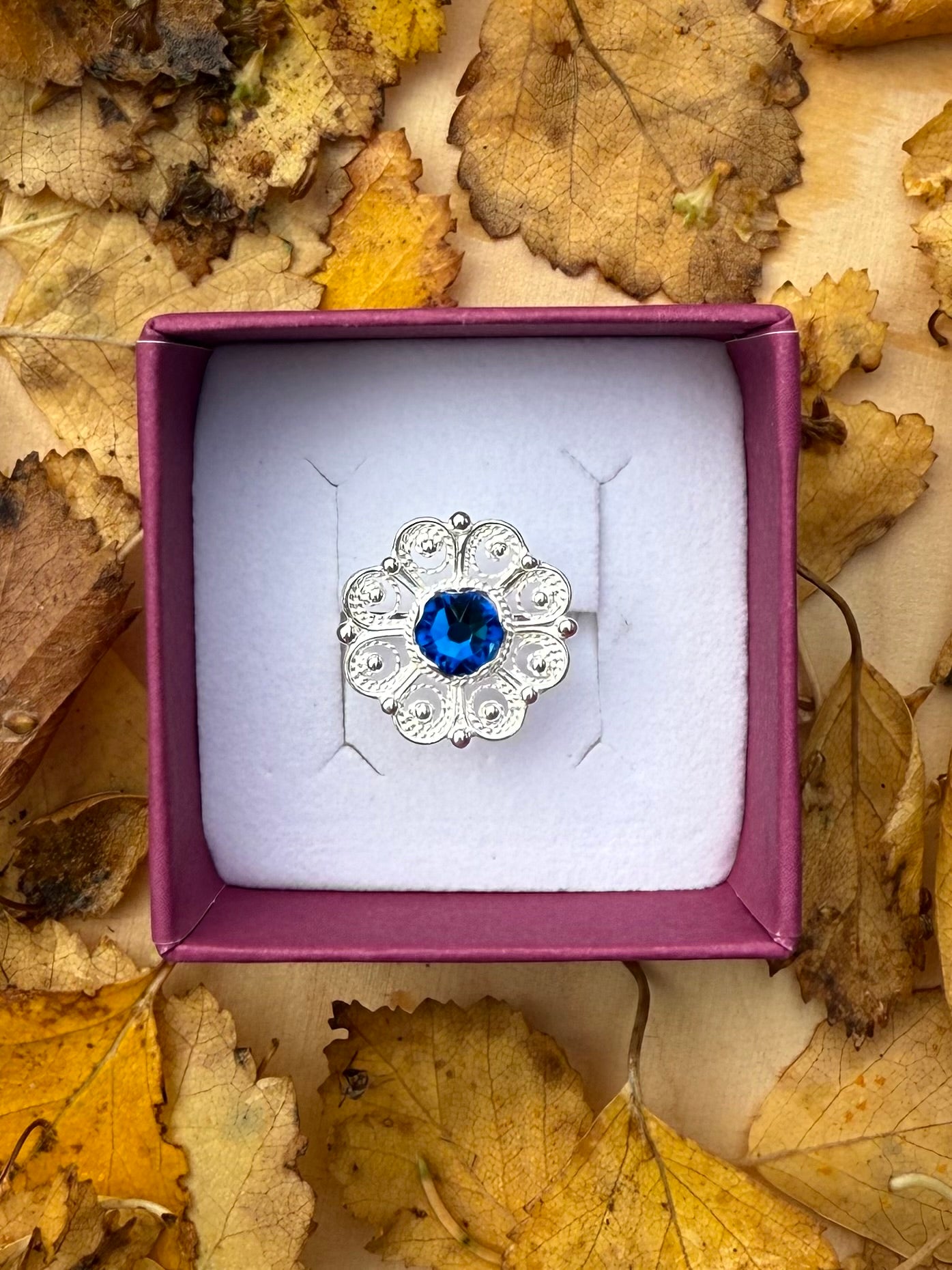 Ring med mørkeblå krystall