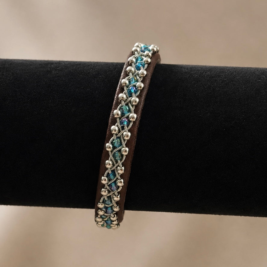 Tinntråd armbånd med glass og sølv perler.