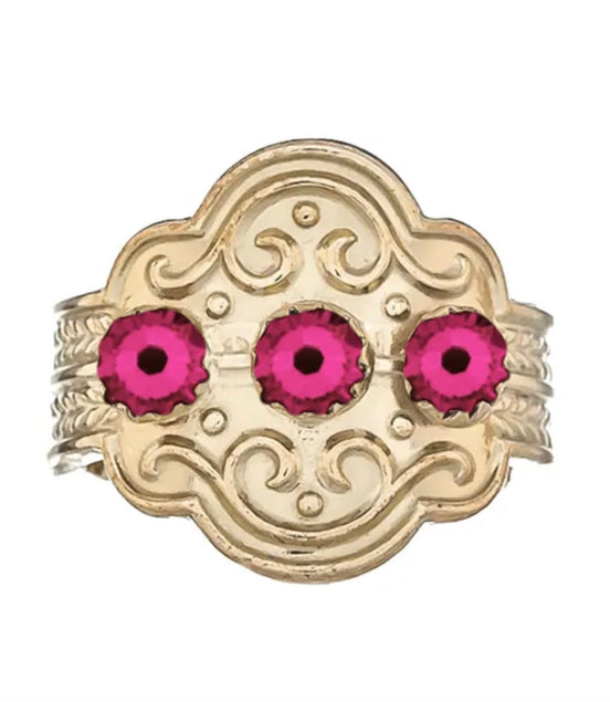 Ring med mørkerosa krystall