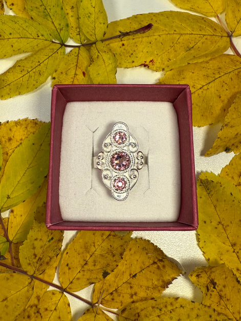 Ring med lyserosa krystall