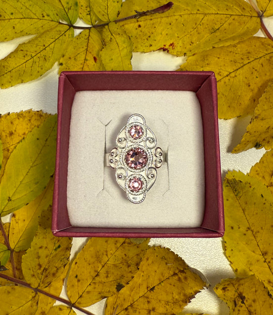 Ring med lyserosa krystall