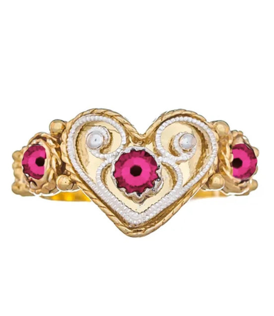 Ring med mørkerosa krystall