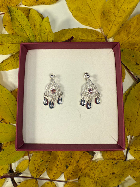 Ørepynt med lyserosa krystall