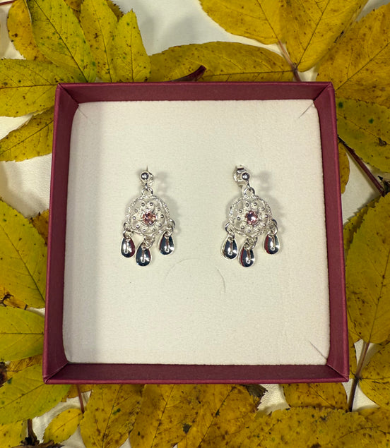 Ørepynt med lyserosa krystall