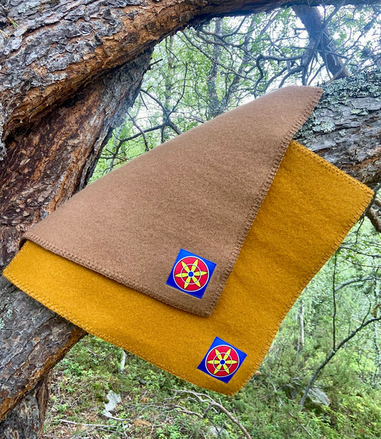 Sitteunderlag i okergul med kvenrose