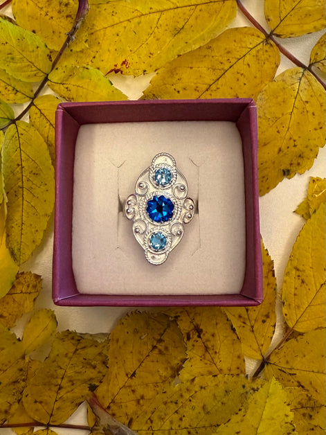 Ring med lyseblå og mørkeblå krystall - utsolgt