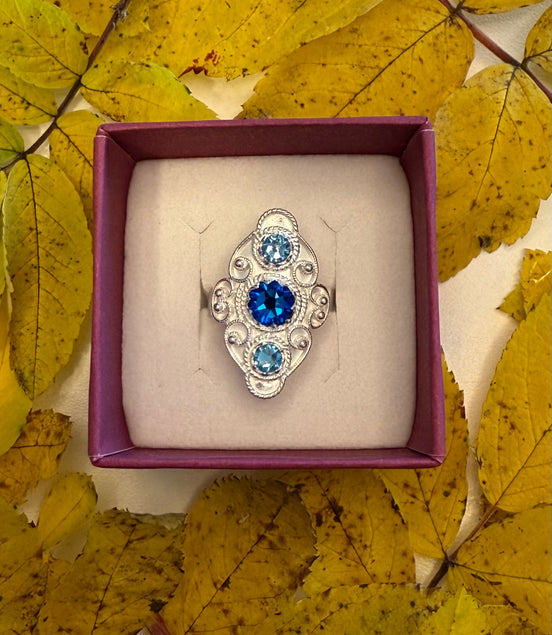 Ring med lyseblå og mørkeblå krystall - utsolgt