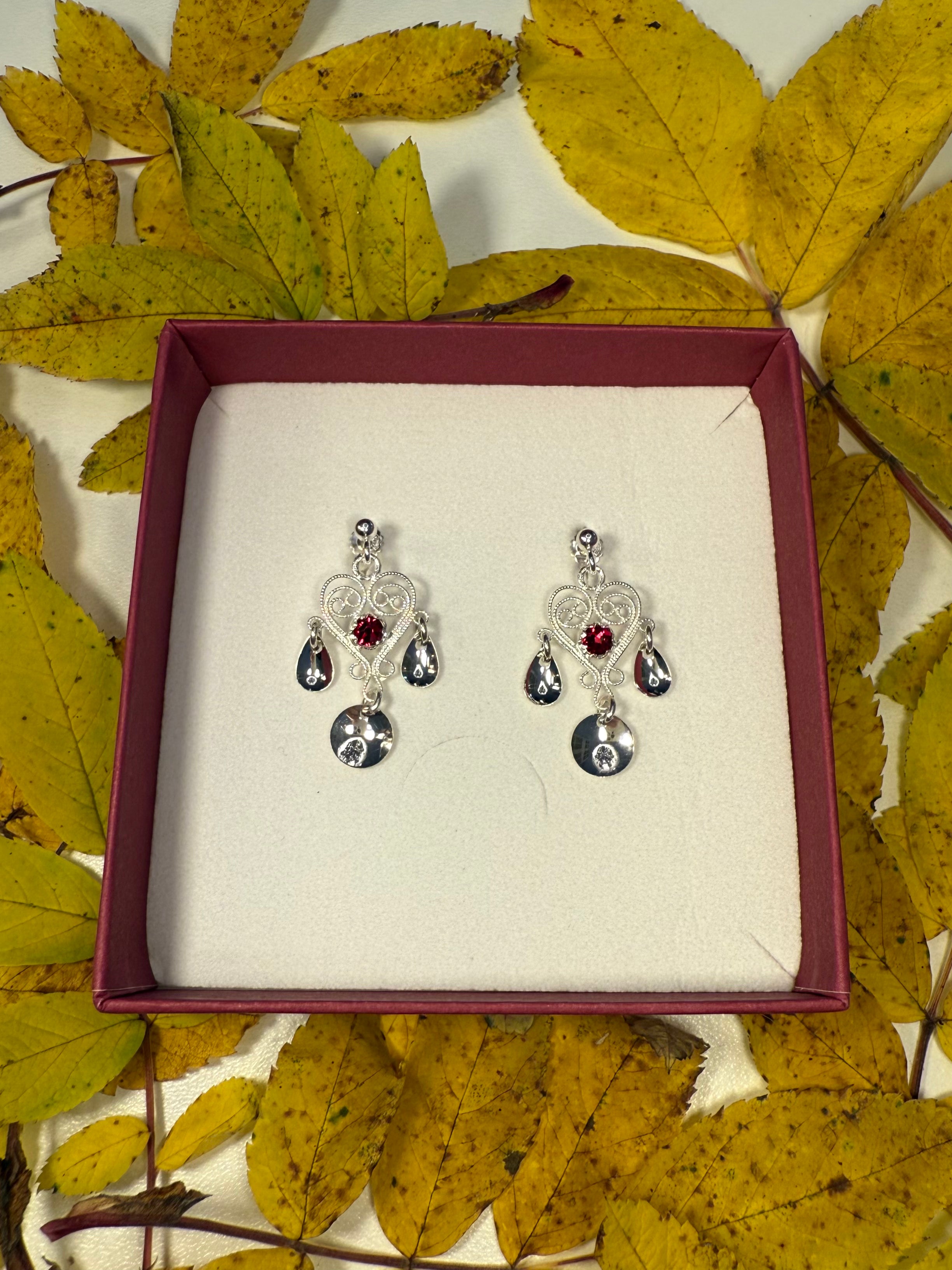 Ørepynt hjerte med rød krystall - utsolgt