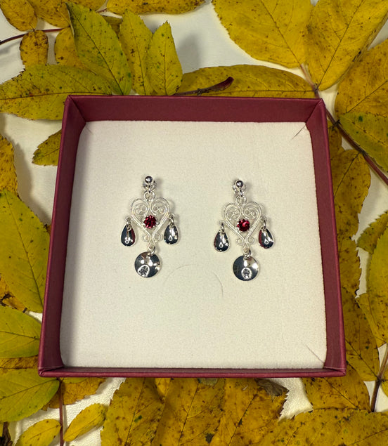 Ørepynt hjerte med rød krystall - utsolgt