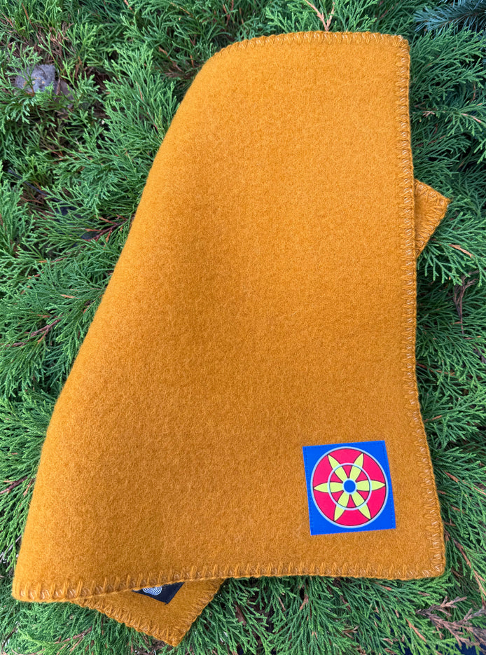 Sitteunderlag i okergul med kvenrose