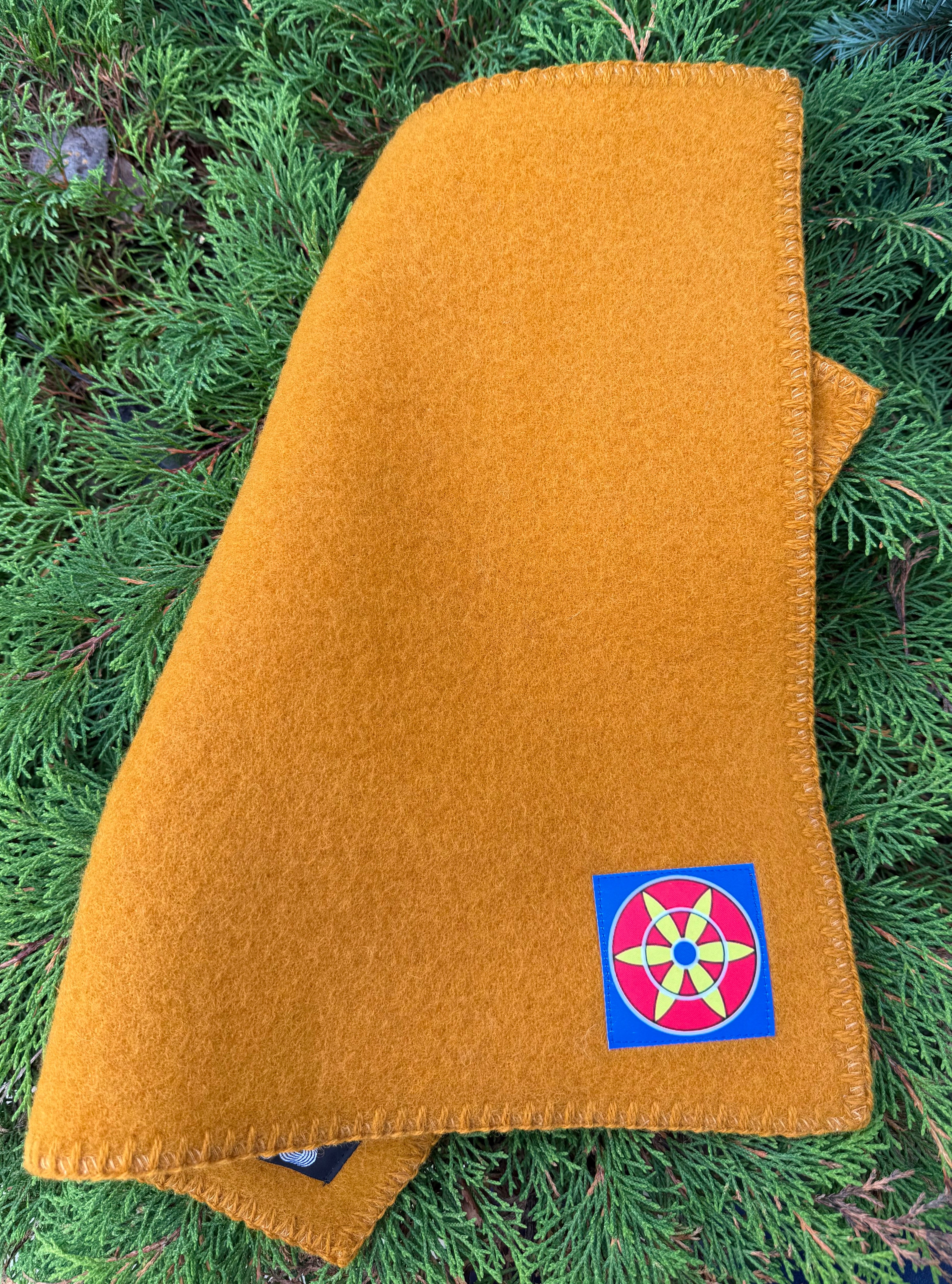 Sitteunderlag i okergul med kvenrose