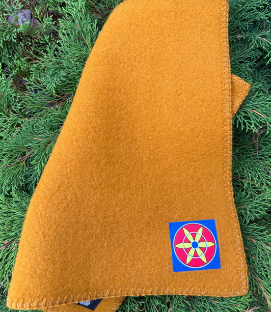 Sitteunderlag i okergul med kvenrose