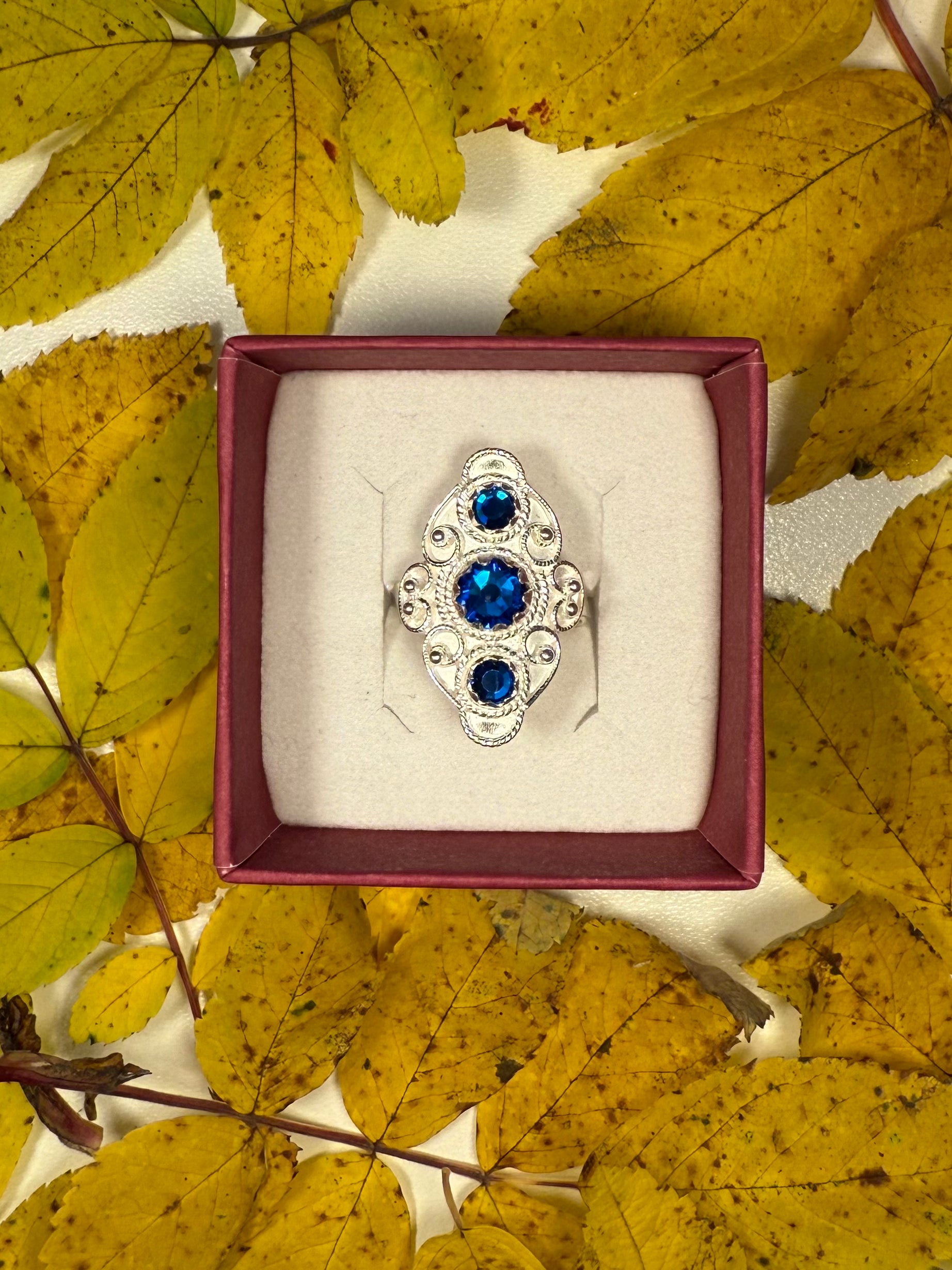 Ring med mørkeblå krystall