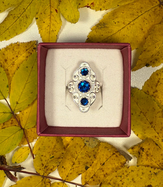 Ring med mørkeblå krystall