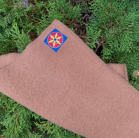 Sitteunderlag i brun med kvenrose