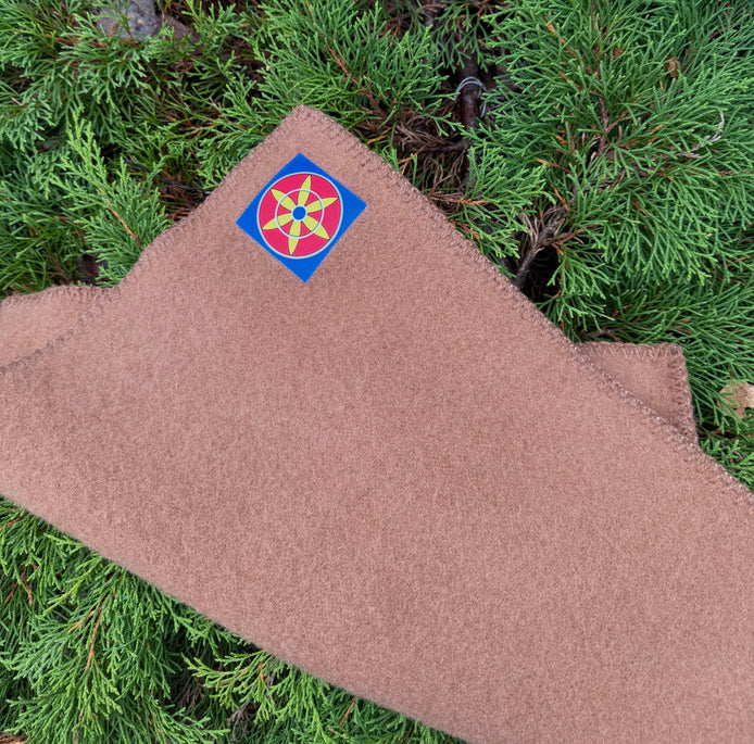 Sitteunderlag i brun med kvenrose