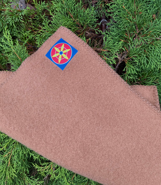 Sitteunderlag i brun med kvenrose