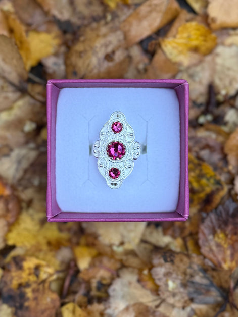 Ring med mørkerosa krystall