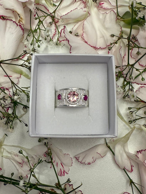 Ring med mørkerosa og lyserosa krystall