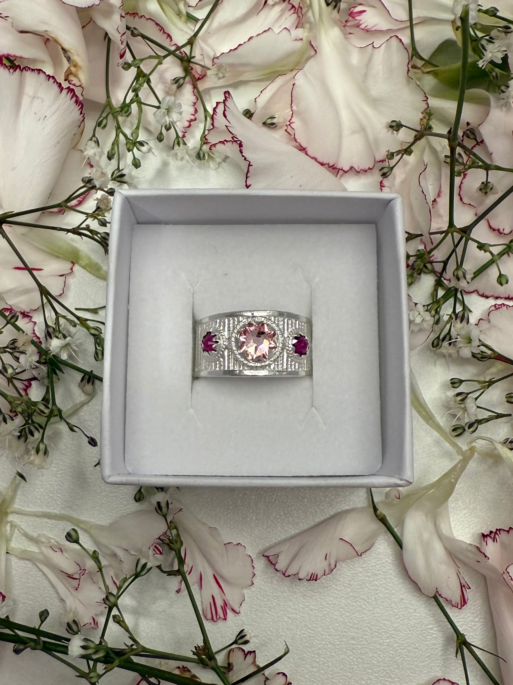 Ring med mørkerosa og lyserosa krystall