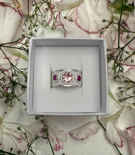 Ring med mørkerosa og lyserosa krystall