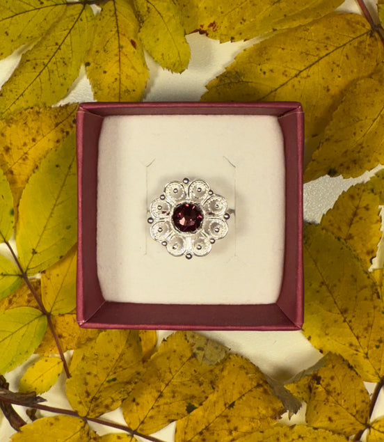 Ring med lilla krystall