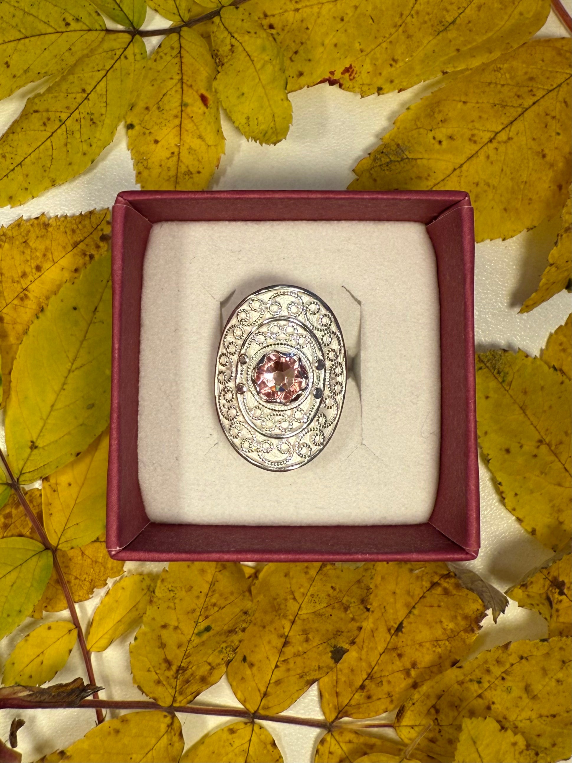 Ring med lyserosa krystall