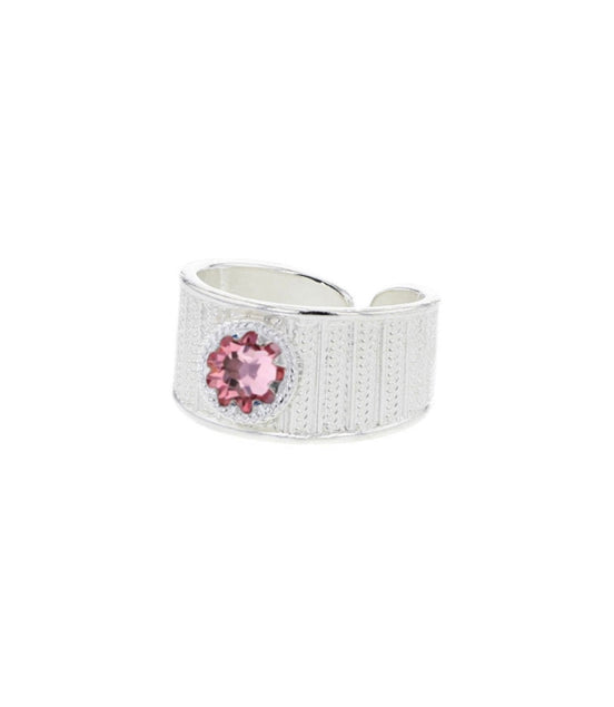 Ring med lyserosa krystall