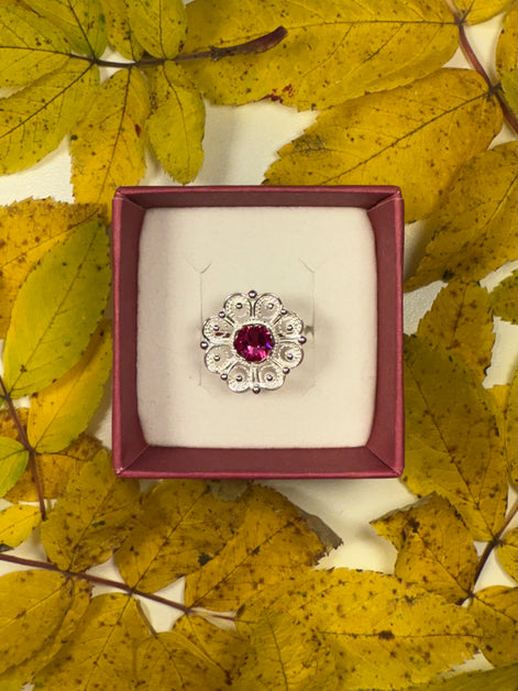 Ring med mørkerosa krystall