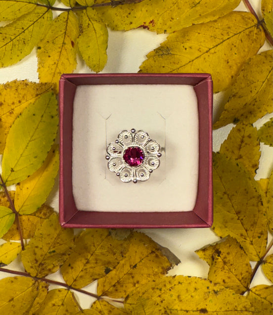 Ring med mørkerosa krystall