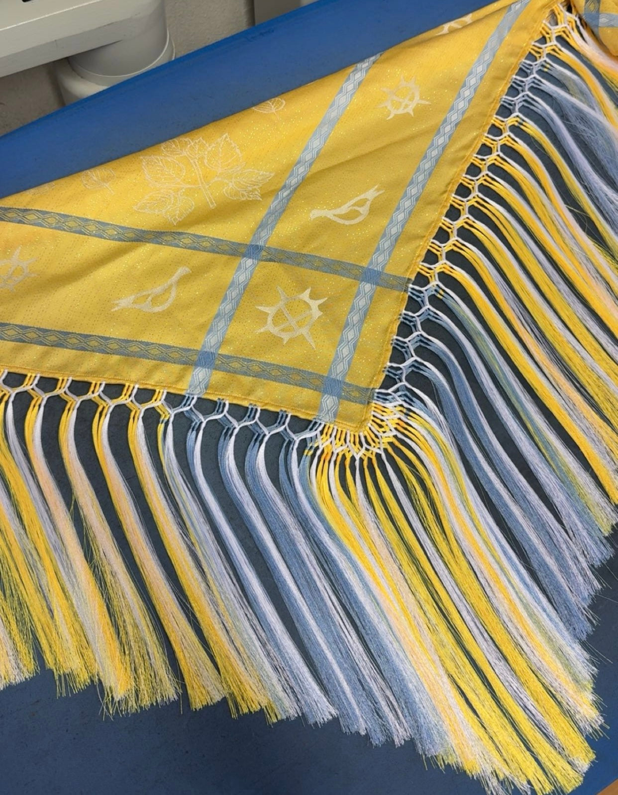 Liidni/silkesjal gul med blå detaljer