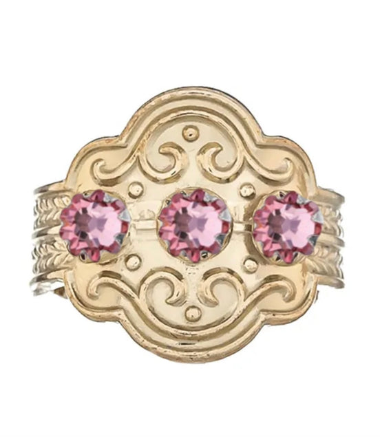 Ring med lyserosa krystall