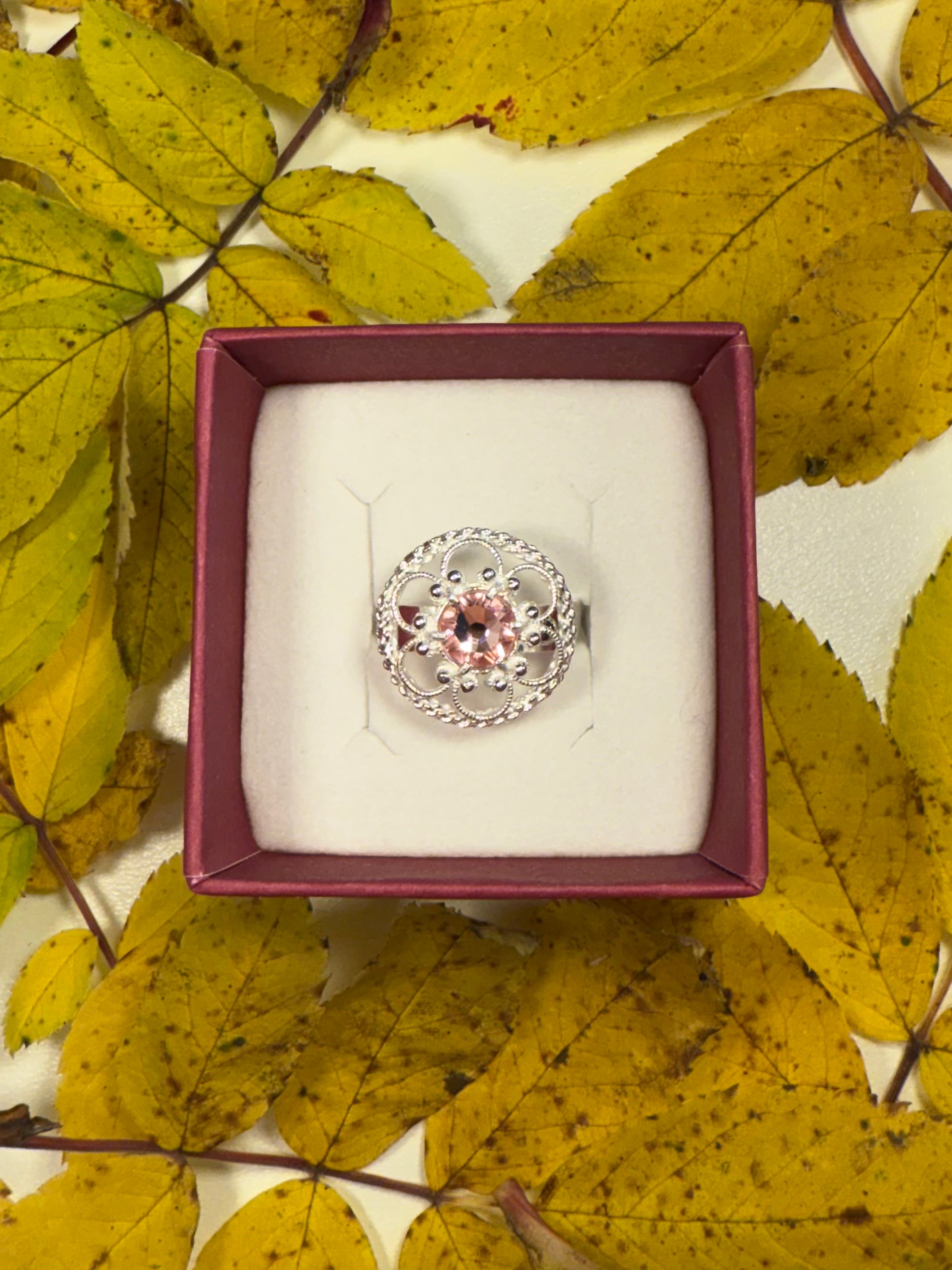 Ring med lyserosa krystall